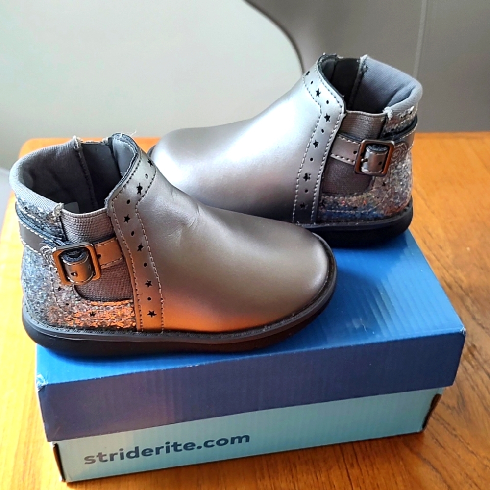 Like new Stride Rite zipper low boot 6T